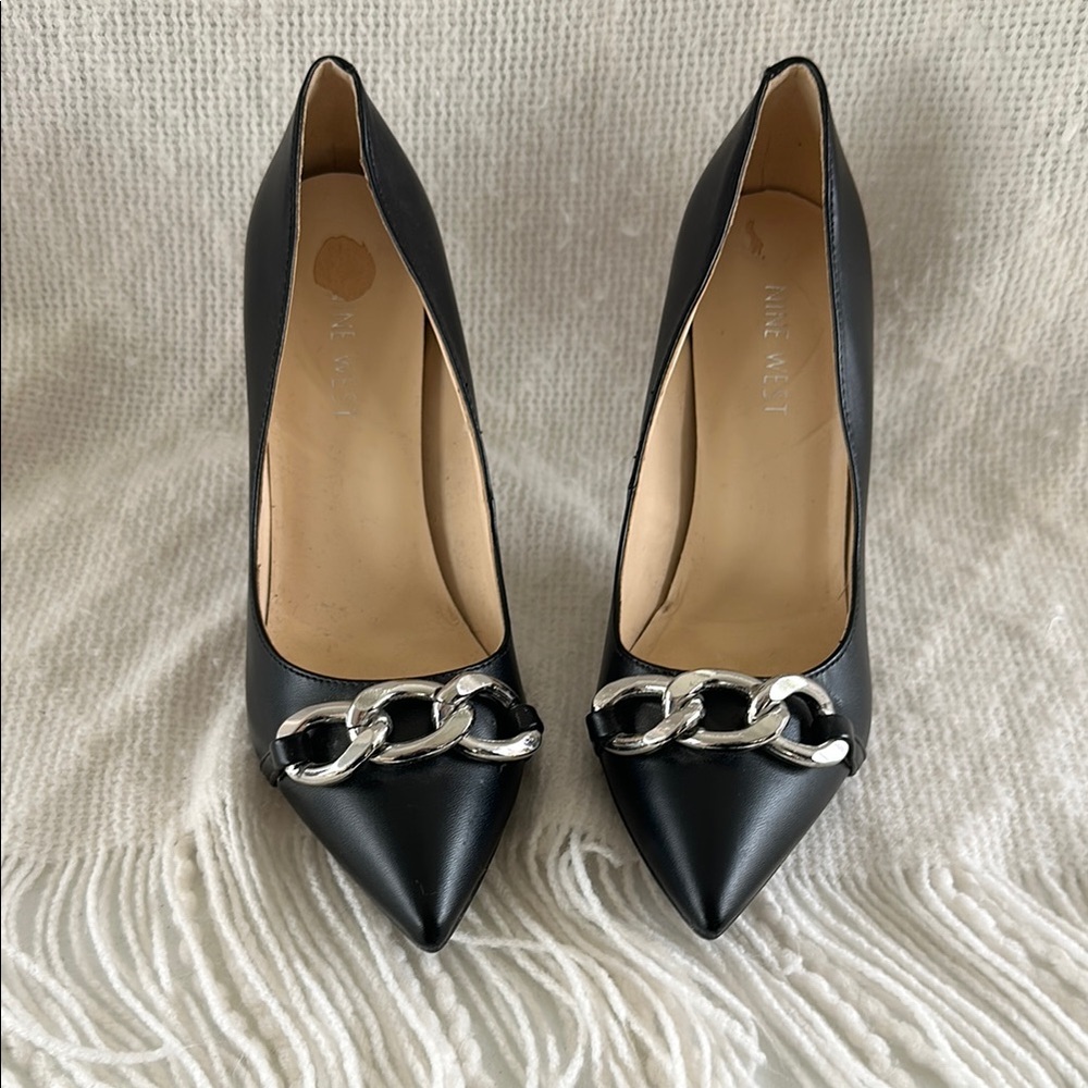 ✏️ 3 for $40 // Nine West Black Pumps with Silver Chain Sz 7.5